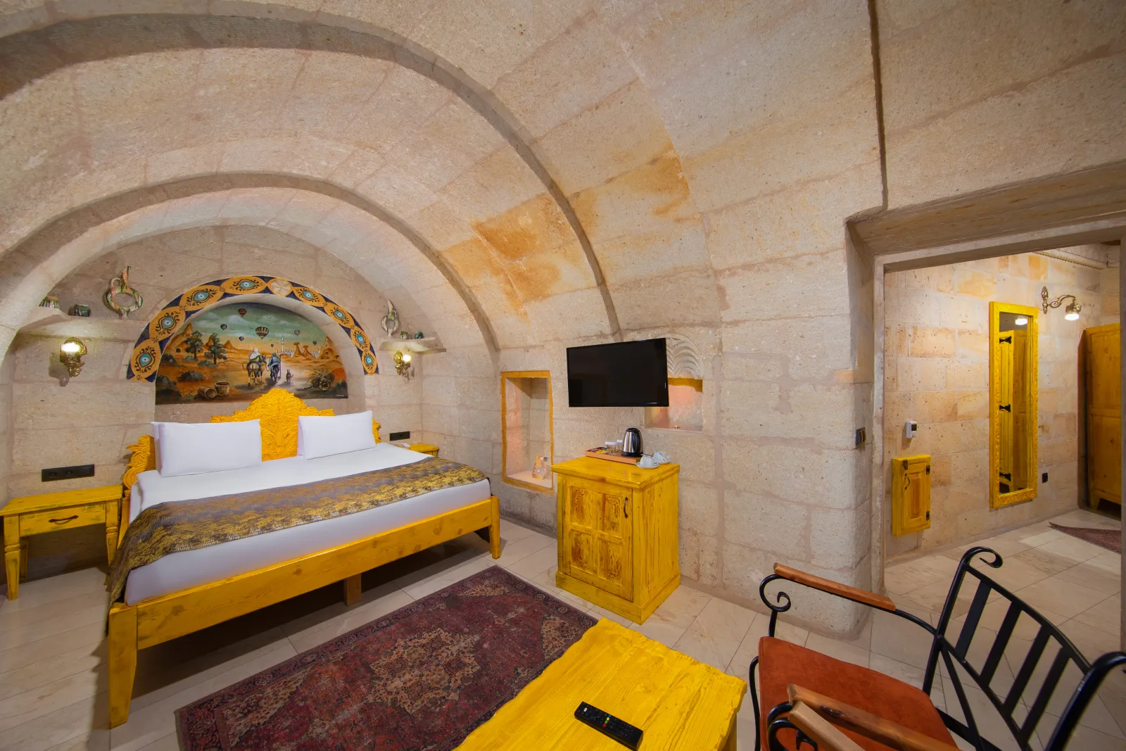 Deluxe Cave Suite 1