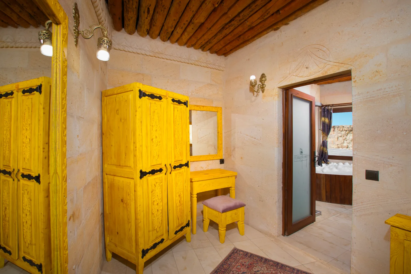 Deluxe Cave Suite 3
